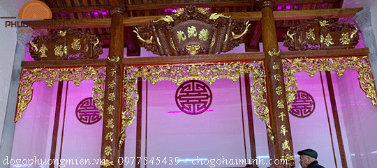 Mẫu cuốn thư câu đối gỗ đẹp sử dụngphổ biến trong nơi thờ cúng.