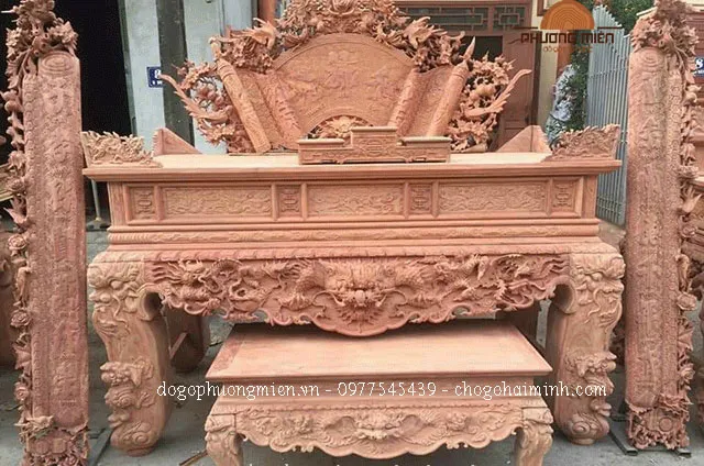 Cuốn thư câu đối hoa mai gỗ hương đá đẹp.