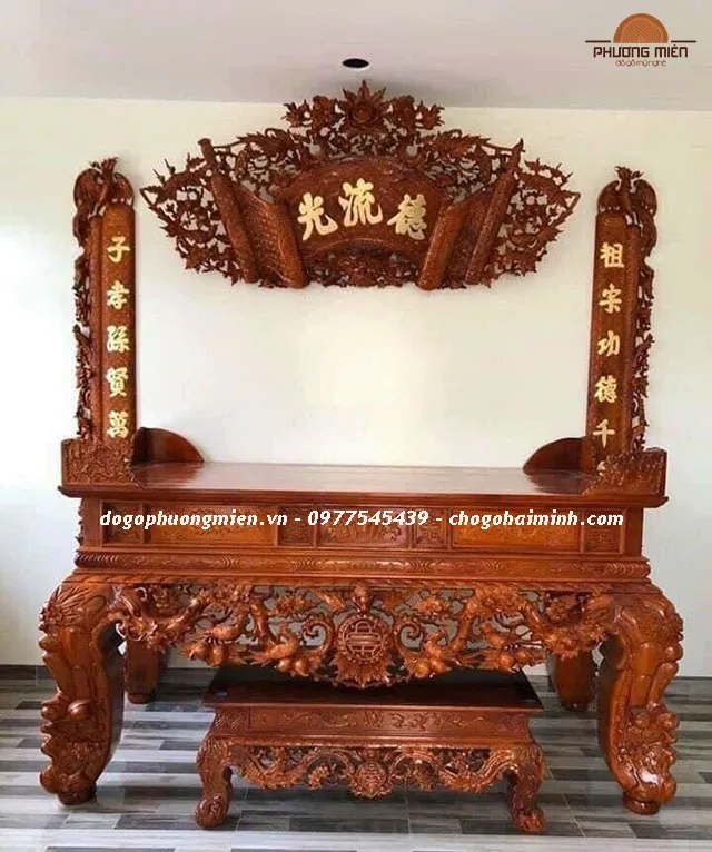 Treo cuốn thư câu đối gỗ hương tại phòng thờ tư gia đẹp chuẩn phong thuỷ.