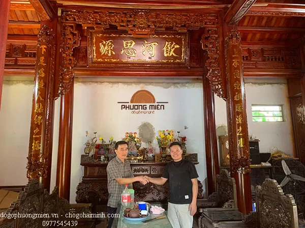 Phương Miên treo cuốn thư câu đối gỗ đẹp tại Thanh Hoá.