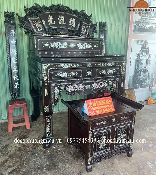 Mẫu cuốn thư câu đối gỗ gụ cẩn ốc sà cừ đẹp sáng bóng.