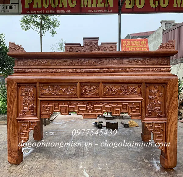 Mẫu bàn thờ gỗ đẹp chạm truyện ô xa rất hợp phong thuỷ.