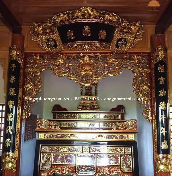 Mẫu hoành phi câu đối gỗ chạm khắc tinh sảo.