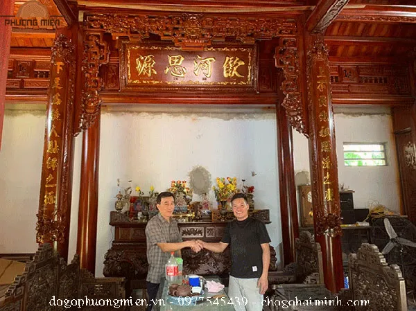 TReo và bàn giao cửa võng thờ gỗ đẹp tại Thanh Hoá