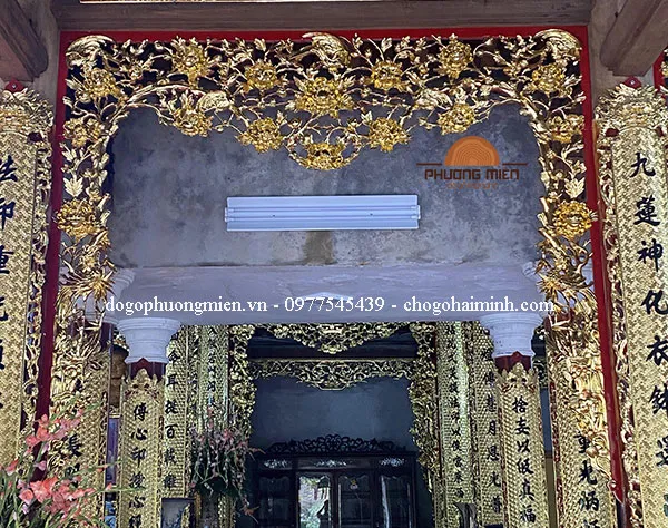 Mẫu cửa võng thờ gỗ thiếp vàng đẹp chất lượng.