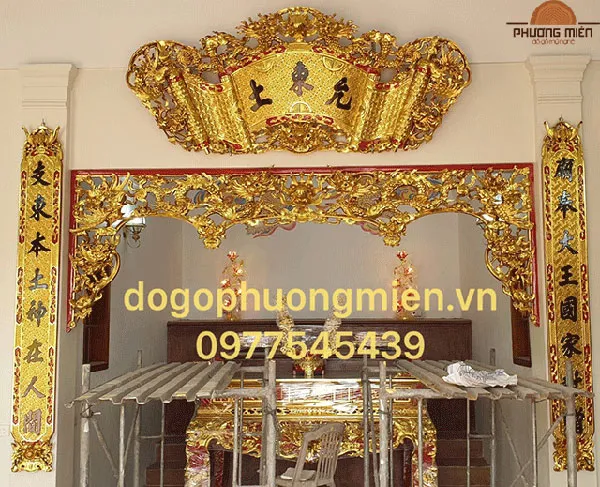 Hình ảnh /uploads/10637/cua-vong-go-mit-thiep-vang-otQJ-large.webp