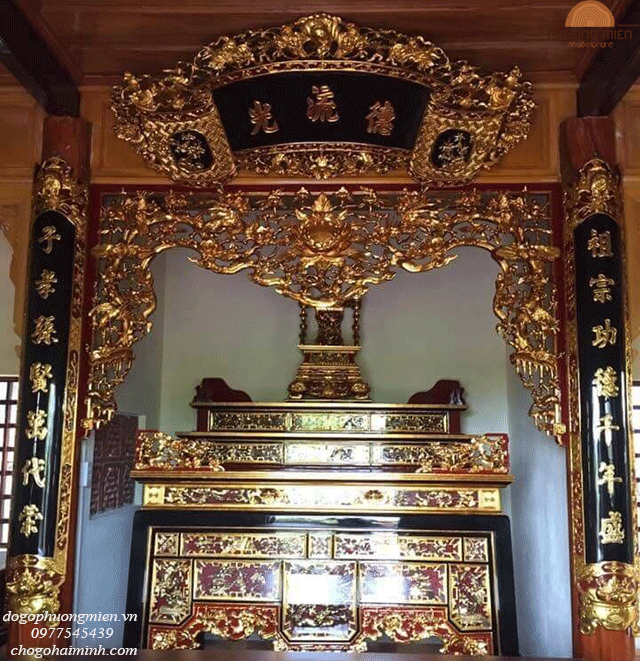 Cửa võng thờ gỗ đẹp trong không gian thờ cúng.