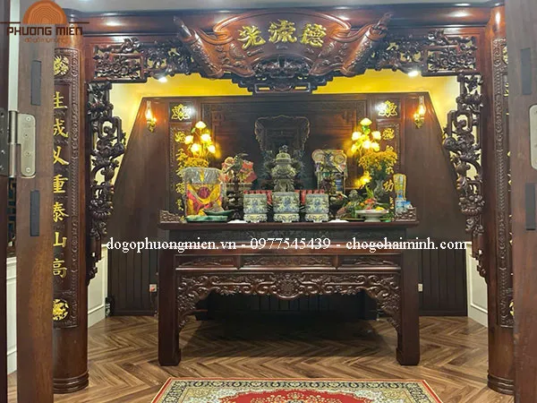 Cửa võng thờ gỗ gụ chất lượng trong không gian thờ cúng