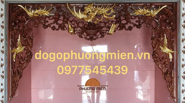 Cửa võng thờ tích tứ linh thiếp điểm vàng.