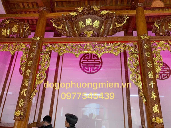 Mẫu cửa võng thờ gỗ đẹp trong không gian thờ.