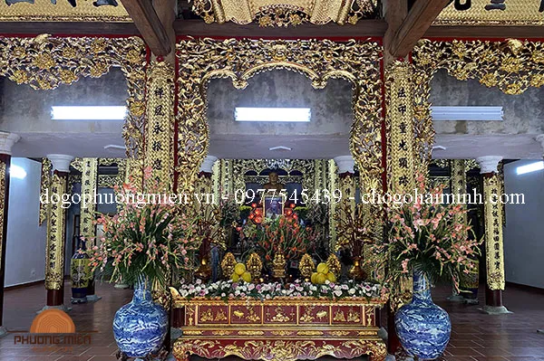 Cửa võng thờ gỗ đẹp trong không gian tâm linh.