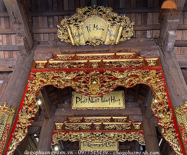 Cửa võng thờ gỗ lưỡng long chầu nguyệt thếp vàng.