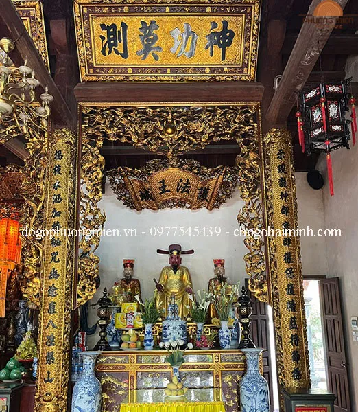 Mẫu cửa võng song long chầu nguyệt trong nơi thờ tự.