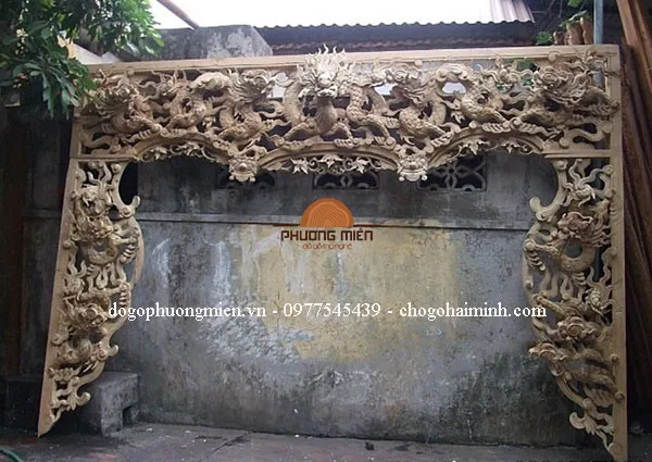 Cửa võng song long đục tay sắc nét.