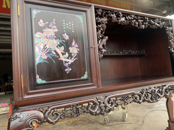 Tủ chè khảm ốc gỗ gụ mật đẹp.