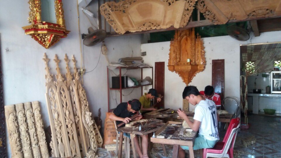 các nghệ nhân trẻ đục đồ thờ