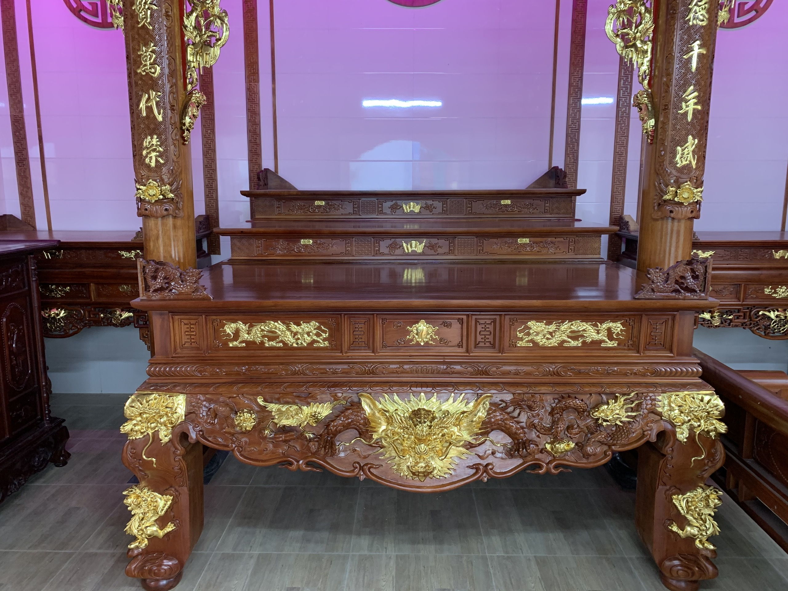 tủ thờ tam cấp gỗ gụ chạm tứ linh