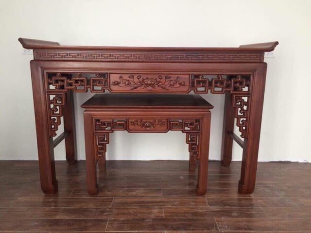 Bàn thờ truyện nền sen gỗ gụ