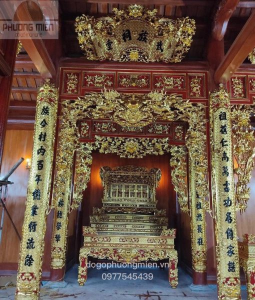 Mẫu phòng thờ nhà cột gỗ kiểu cổ đẹp