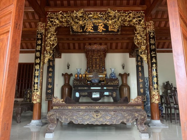 Mẫu bàn thờ gỗ trong không gian kiểu cổ.