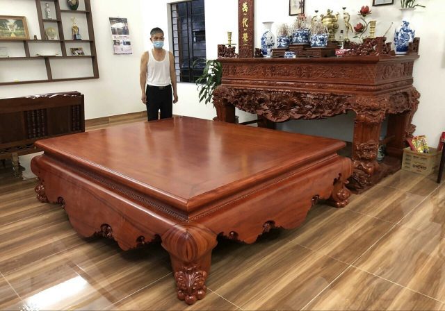 Sập gụ trơn 1m8 x 2m2 đẹp được kê tạo phòng thờ hiện đại.