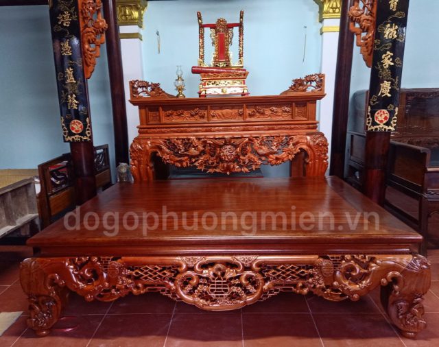 Sập ngũ phúc cổ gỗ gụ được kê trước bàn thờ gia tiên.