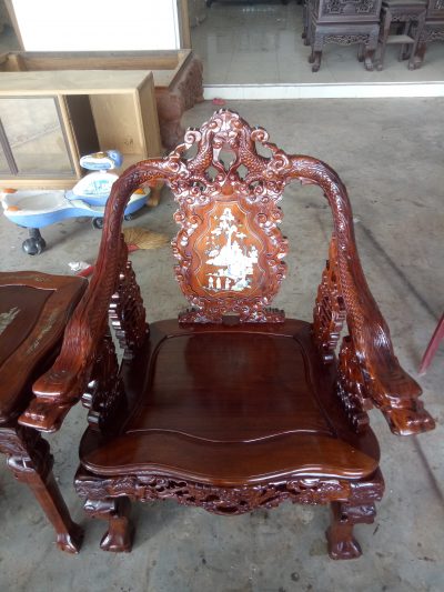 Bàn ghế trường kỷ rồng gỗ gụ phòng khách