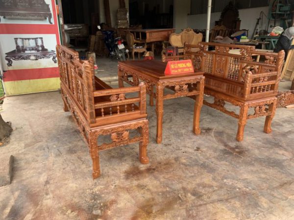 Bàn ghế gỗ kiểu cổ xưa