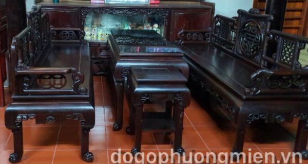 bàn ghế gỗ cổ xưa tại miền tây