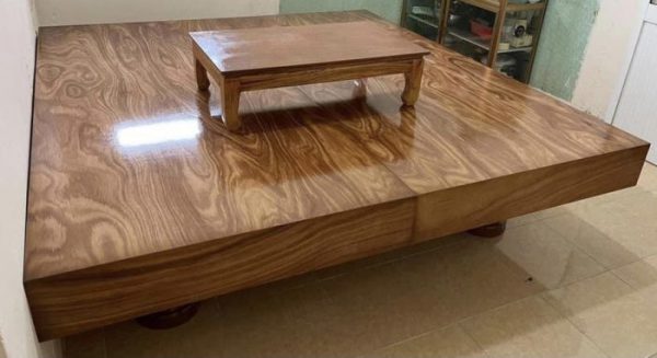 Sofa gỗ nguyên khối.