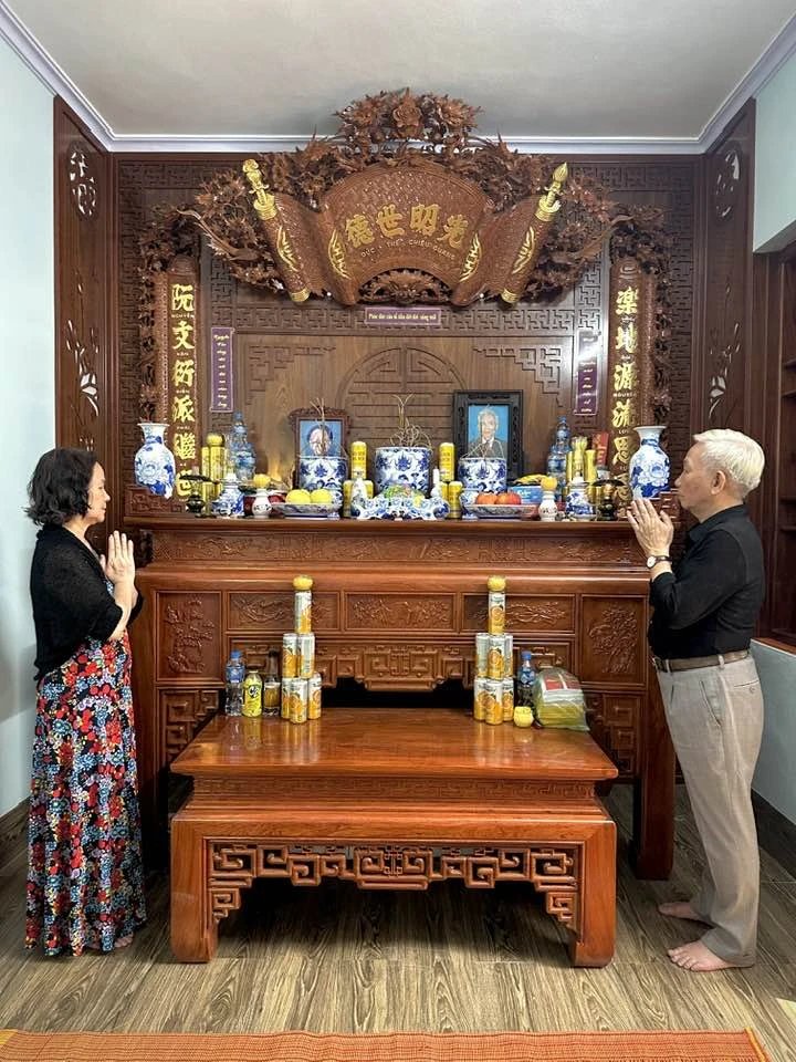 bàn thờ truyện ô xa gỗ hương đá đẹp