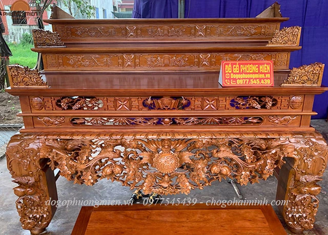 Mẫu bàn thờ tam cấp hoa mai gỗ gụ liền khối