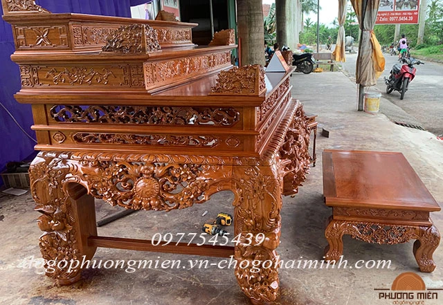 Bàn thờ tam cấp hoa mai gỗ gụ liền khối